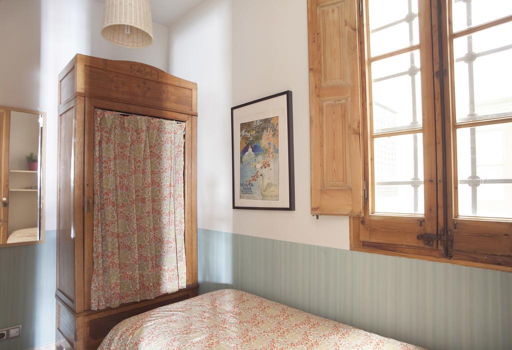 Aparteasy - Authentic Family Apartment برشلونة المظهر الخارجي الصورة