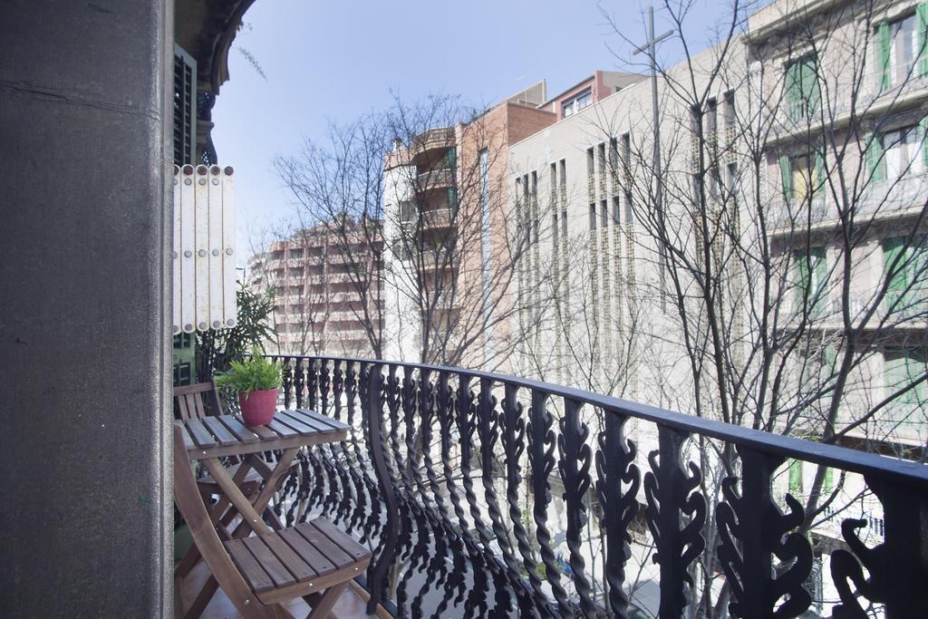 Aparteasy - Authentic Family Apartment برشلونة المظهر الخارجي الصورة