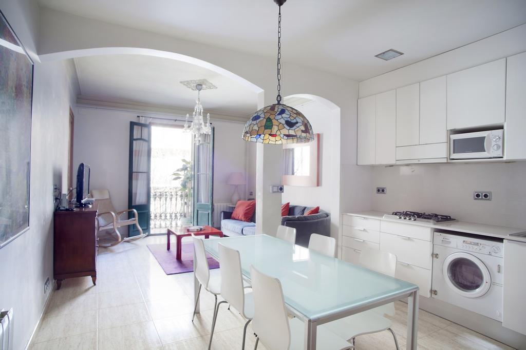 Aparteasy - Authentic Family Apartment برشلونة المظهر الخارجي الصورة