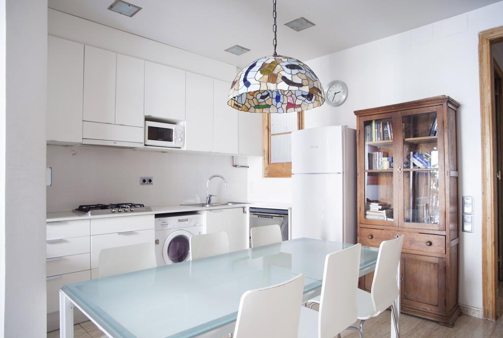 Aparteasy - Authentic Family Apartment برشلونة المظهر الخارجي الصورة