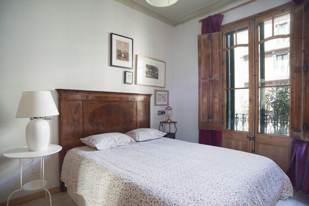 Aparteasy - Authentic Family Apartment برشلونة المظهر الخارجي الصورة